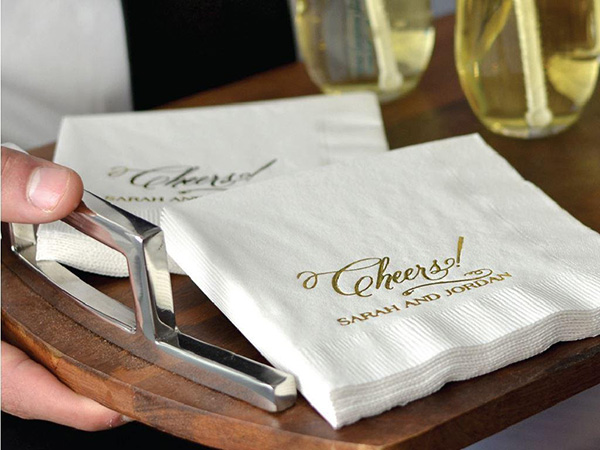 Nhà hàng nên dùng loại khăn gì: khăn giấy, khăn lạnh hay khăn vải?